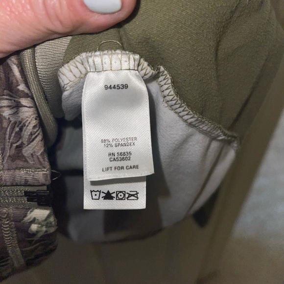 Cabela’s womans camo zip up - Size small - Picture 4 of 8